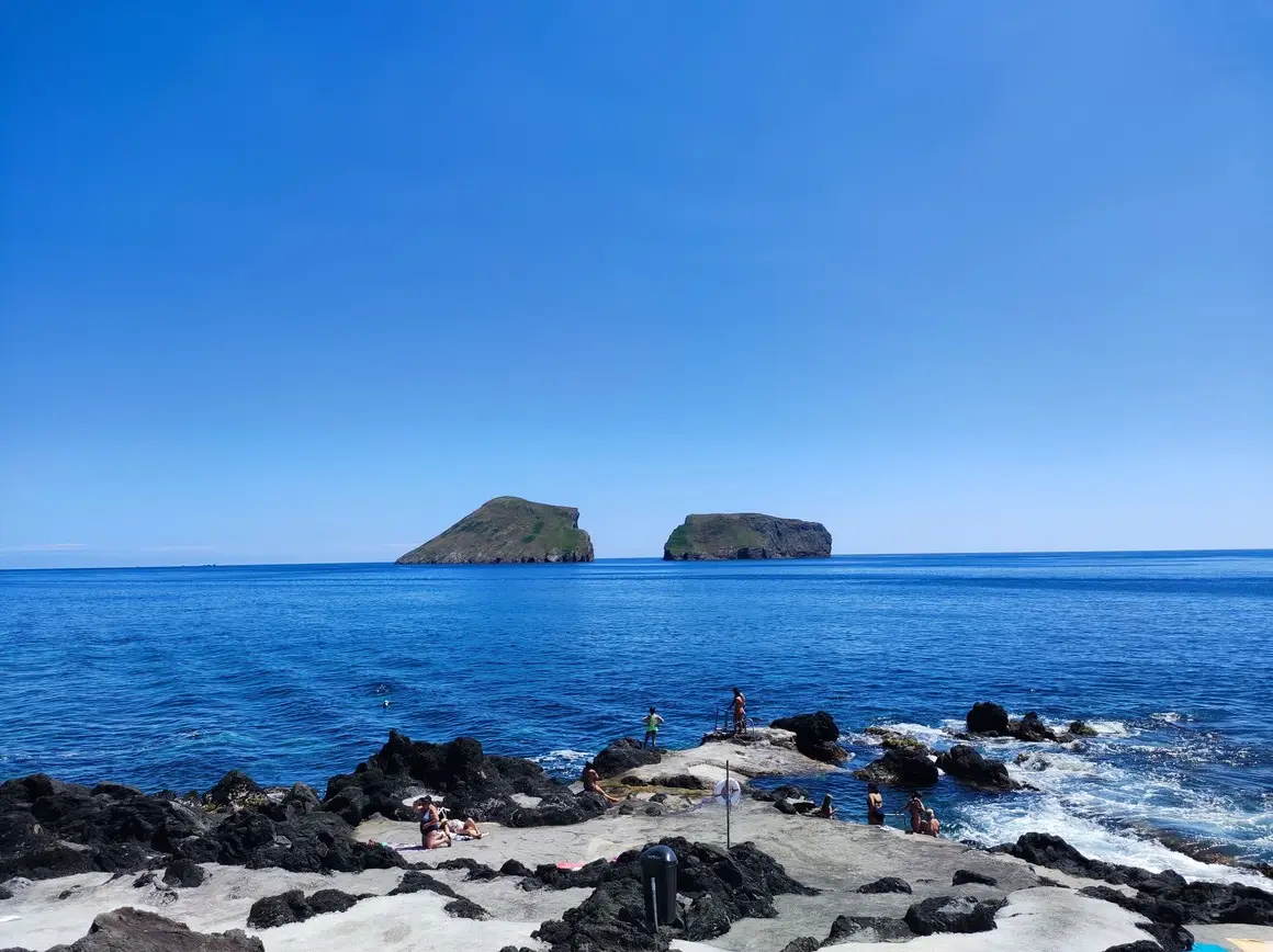 Zona balnear Serretinha, na Terceira, com os Ilhéus das Cabras ao fundo