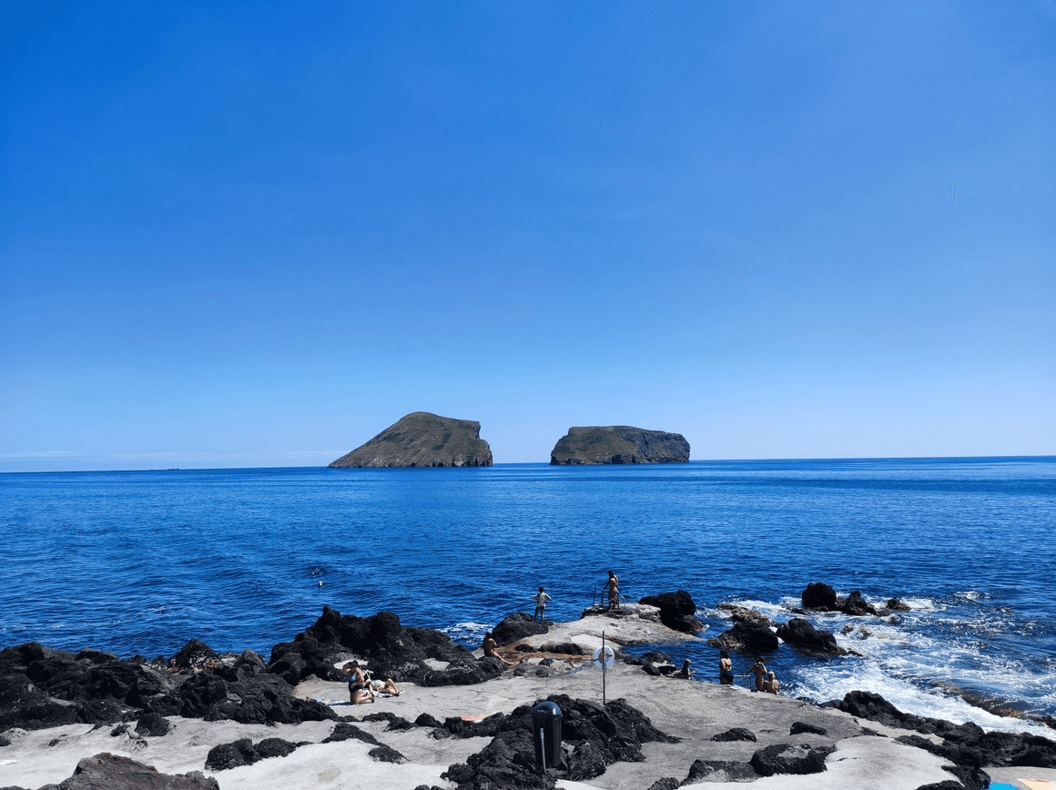 Zona balnear Serretinha, na Terceira, com os Ilhéus das Cabras ao fundo