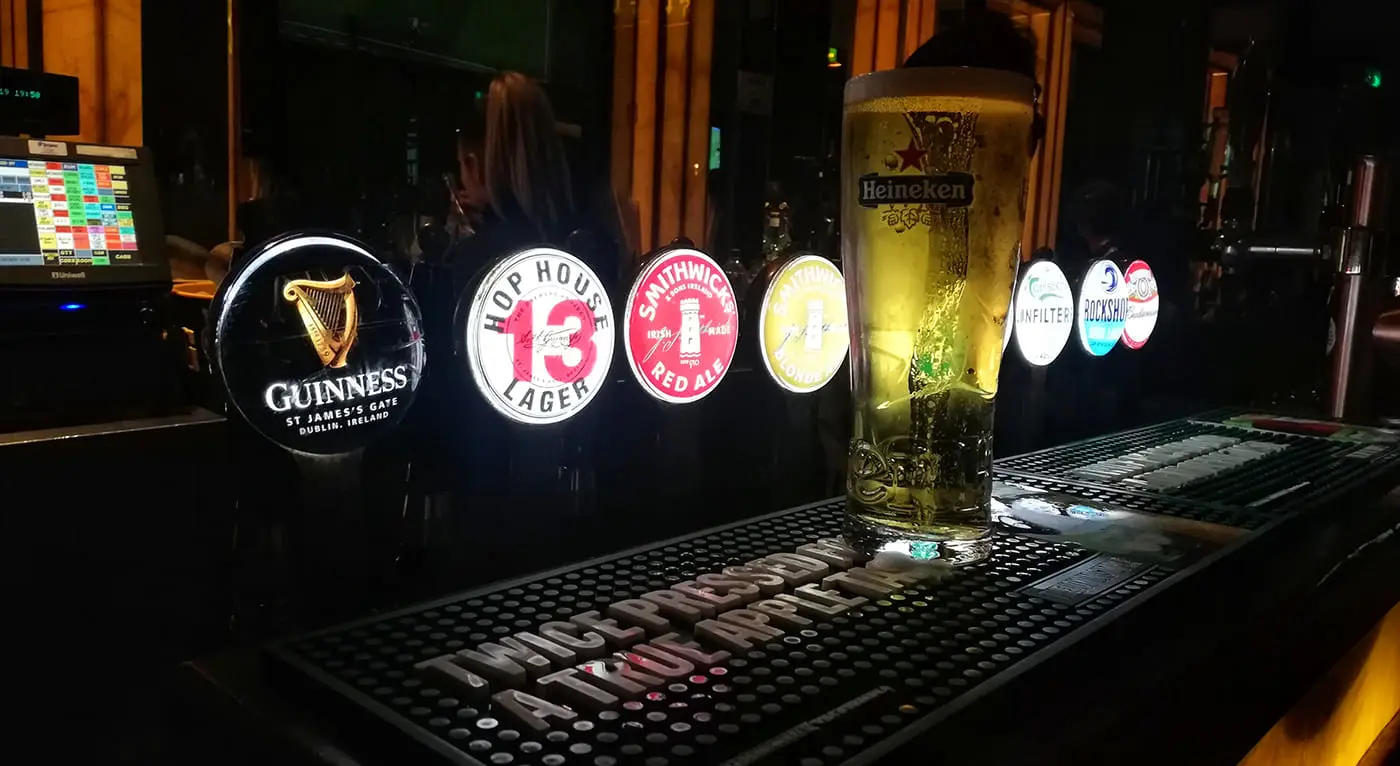 Cervejas na Dicey's Garden, em Dublin