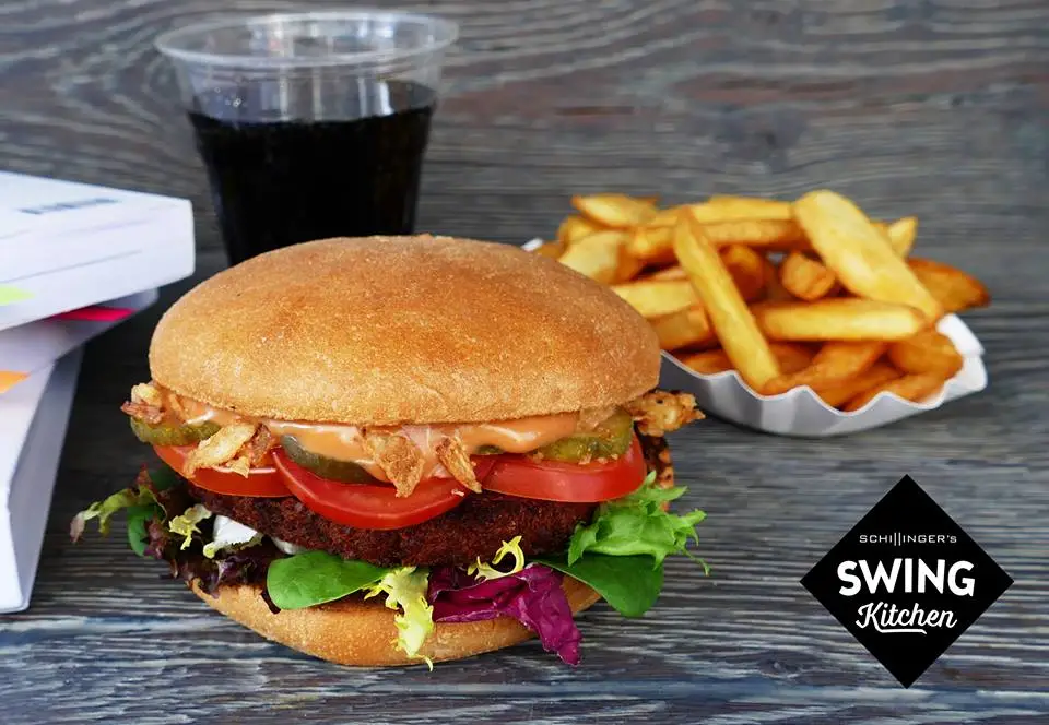 Hambúrguer e fritas no Swing Kitchen