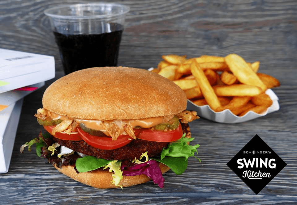 Hambúrguer e fritas no Swing Kitchen