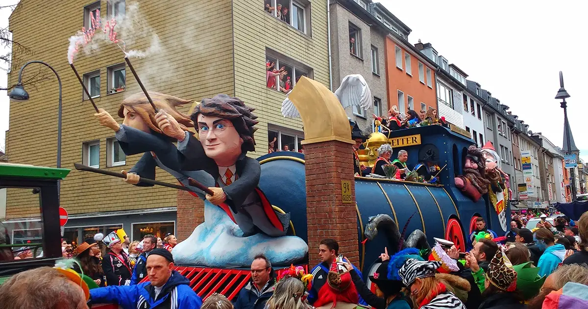 Um carro alegórico durante o Rosenmontagszug em Colônia, Alemanha