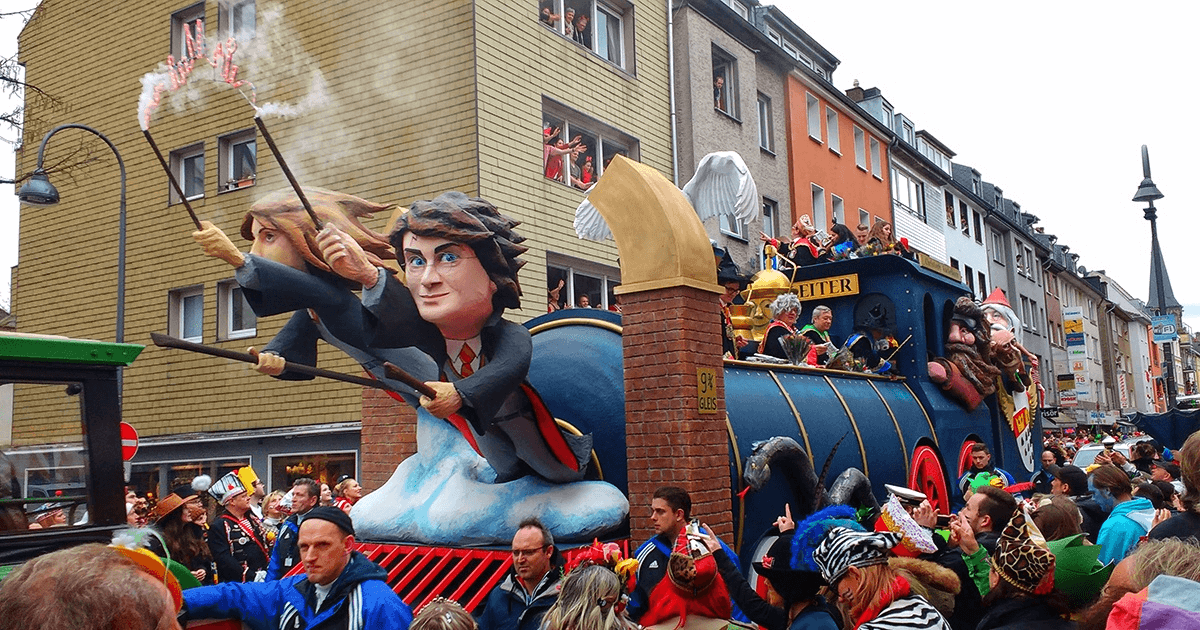 Um carro alegórico durante o Rosenmontagszug em Colônia, Alemanha