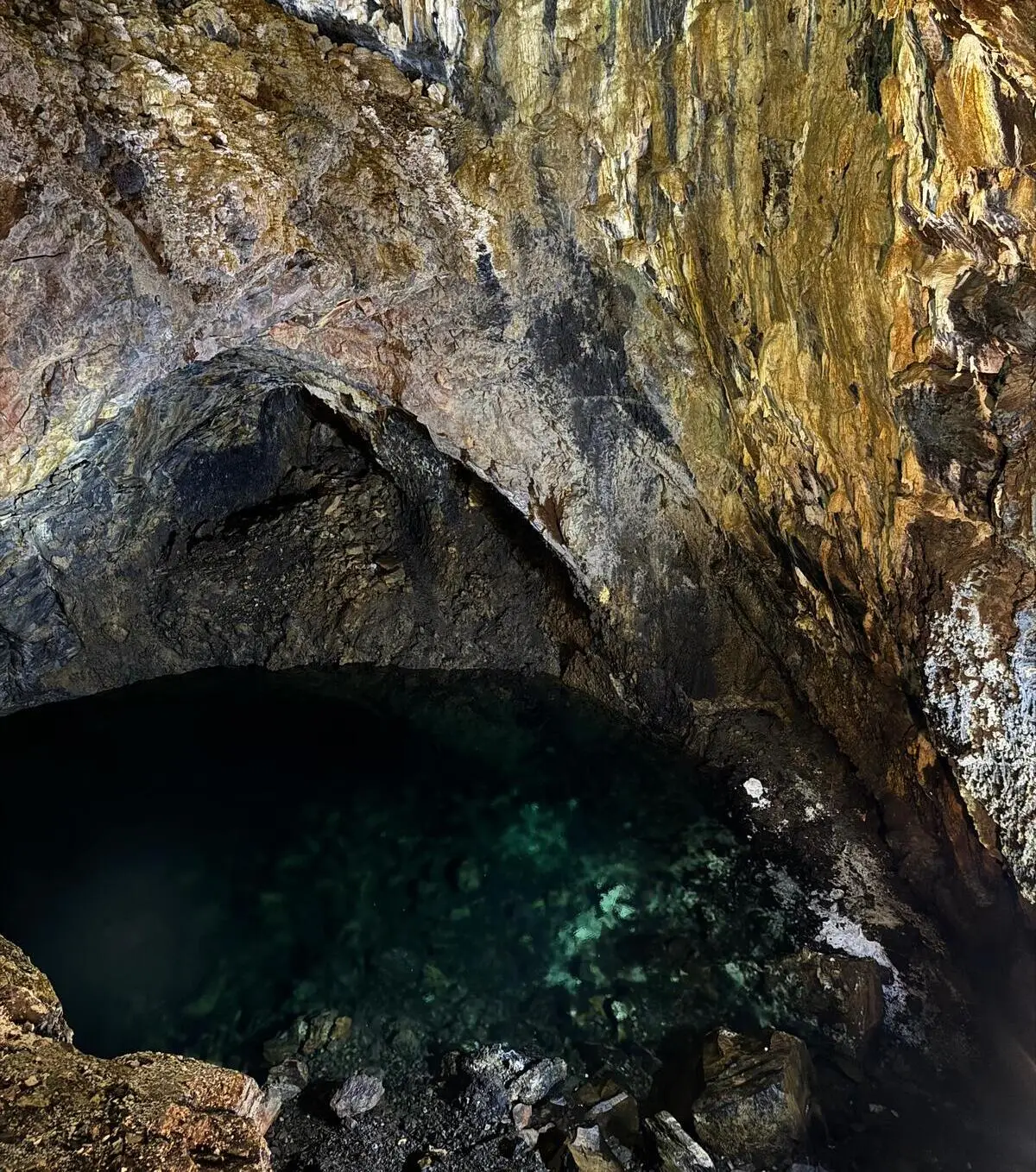 Dentro do Algar do Carvão, Terceira, Açores