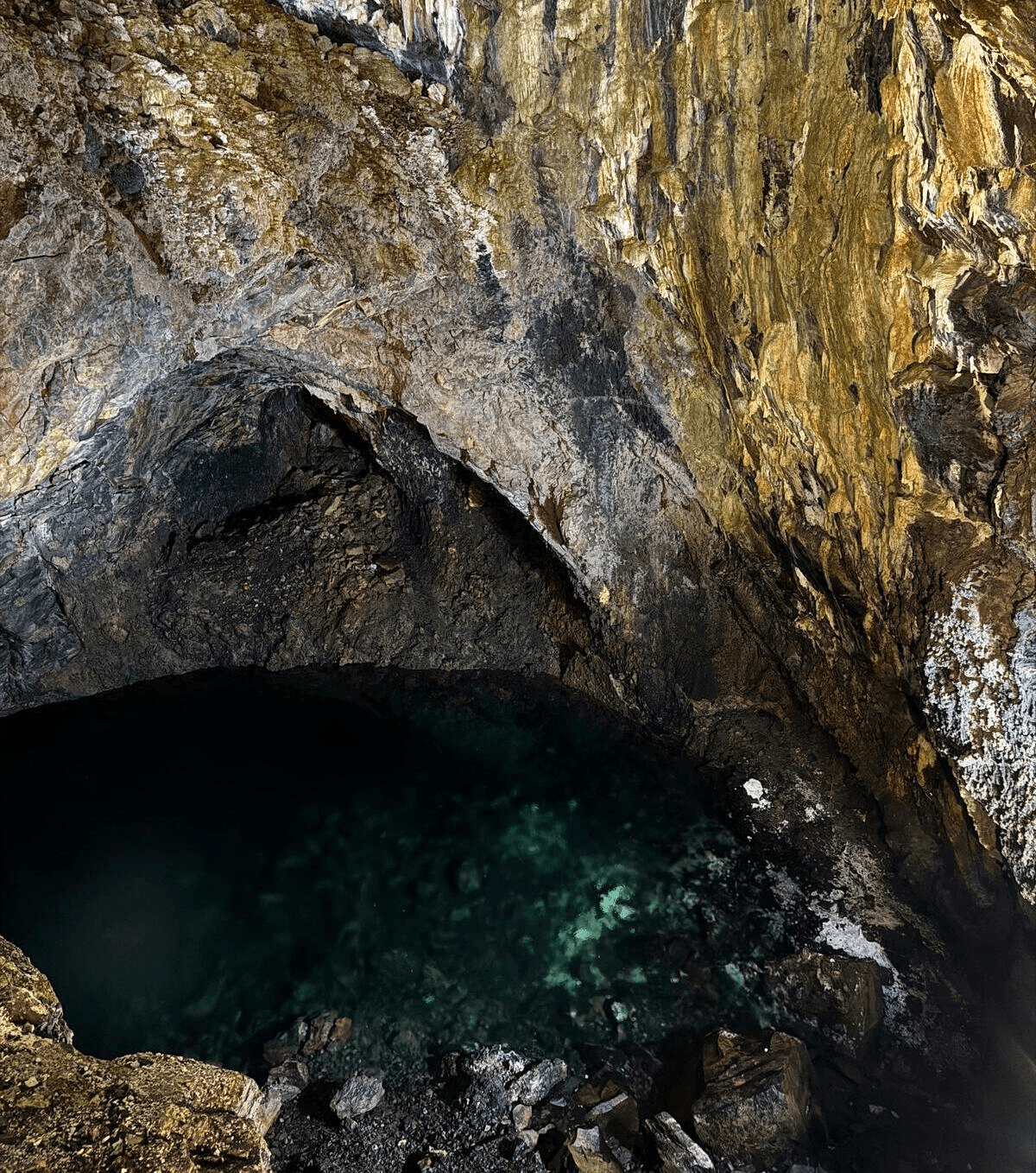 Dentro do Algar do Carvão, Terceira, Açores