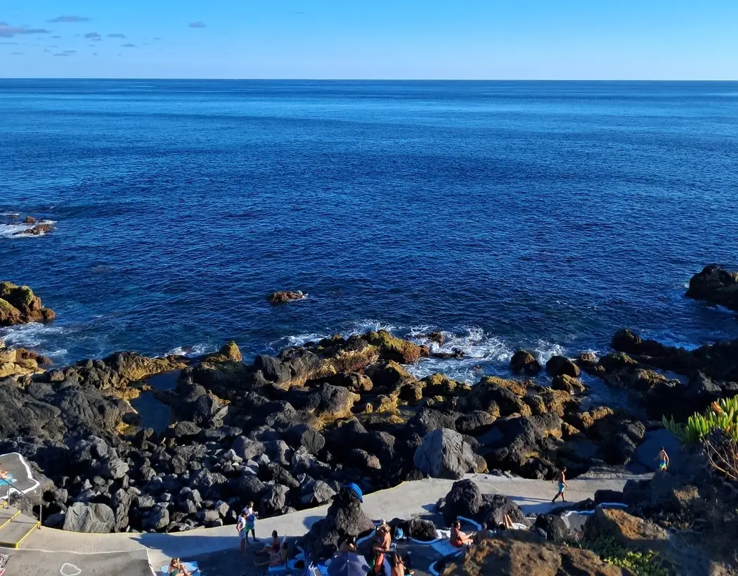 A praia de Cinco Ribeiras, na Ilha Terceira, Açores