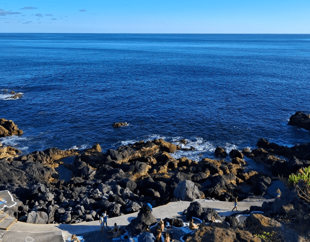 A praia de Cinco Ribeiras, na Ilha Terceira, Açores