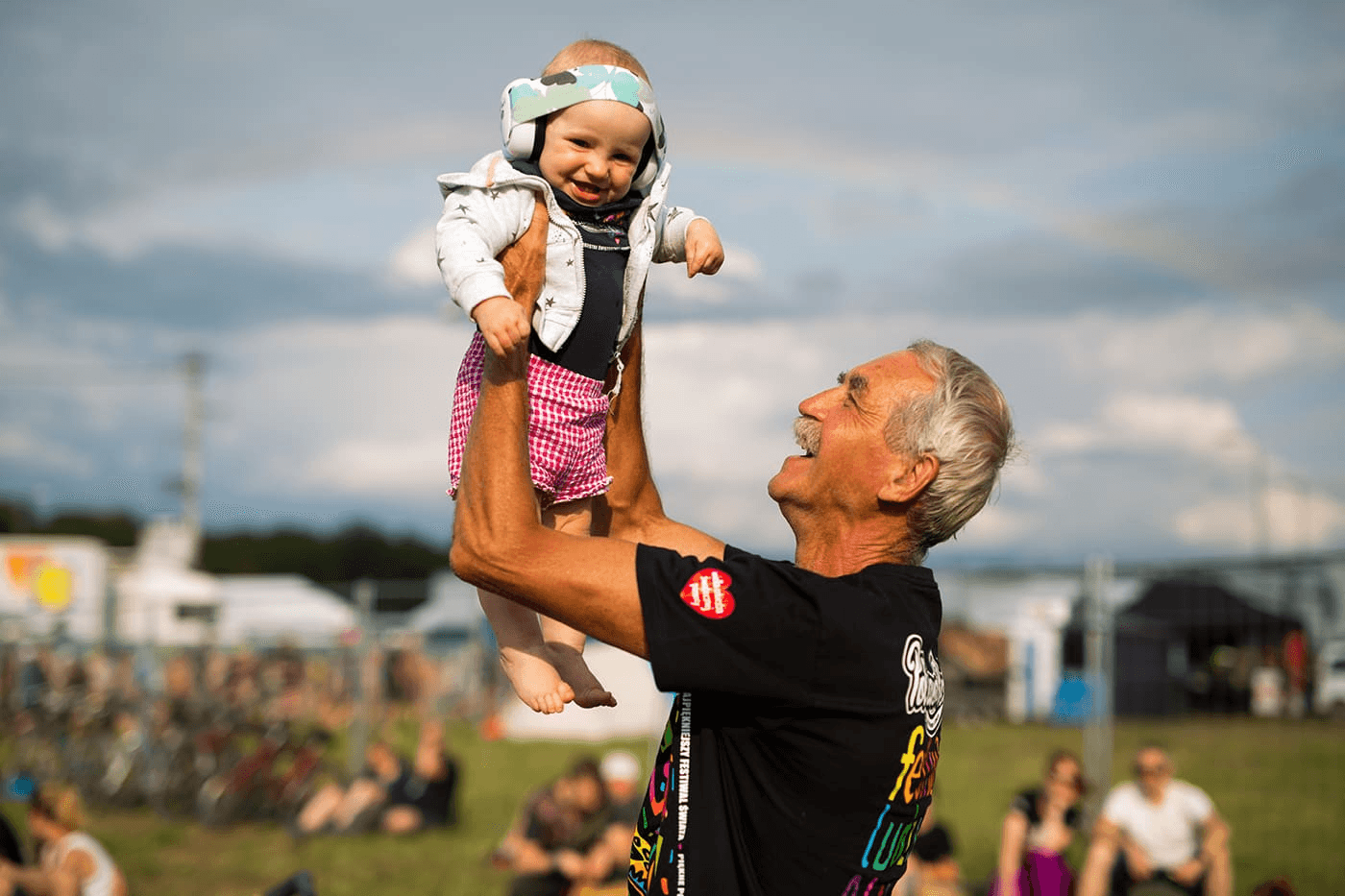 Um avô e sua neta no festival Woodstock (Pol'and'Rock)